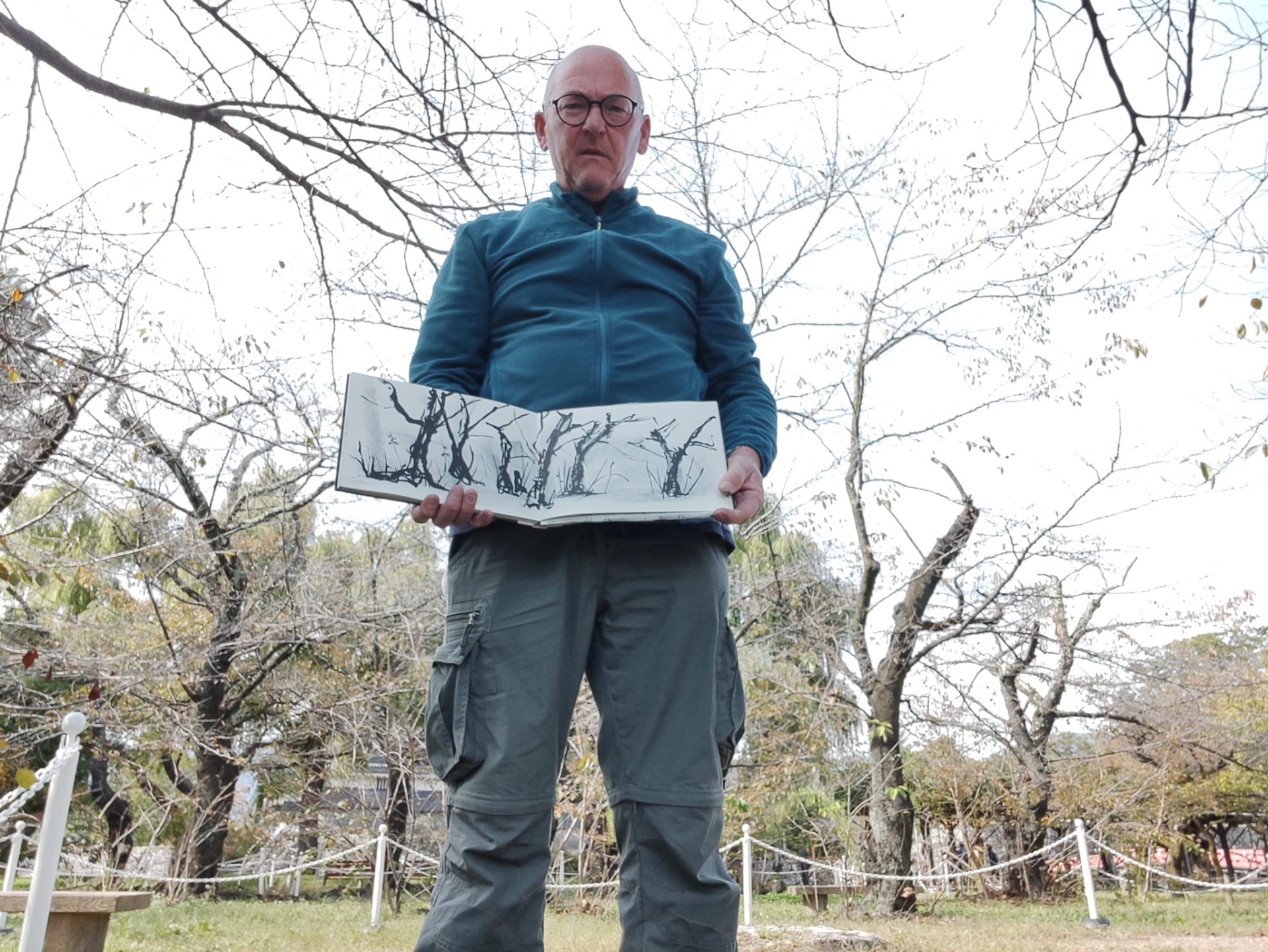 met schetsboek in Japan, 2024.